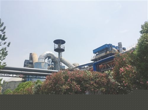 圖為明鏡環(huán)保水泥窯協(xié)同處置危廢項目廠區(qū)。 崔煜晨 攝